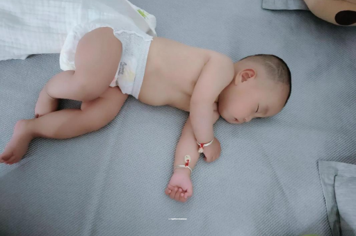 借卵生子咨询三个月宝宝抬头不稳